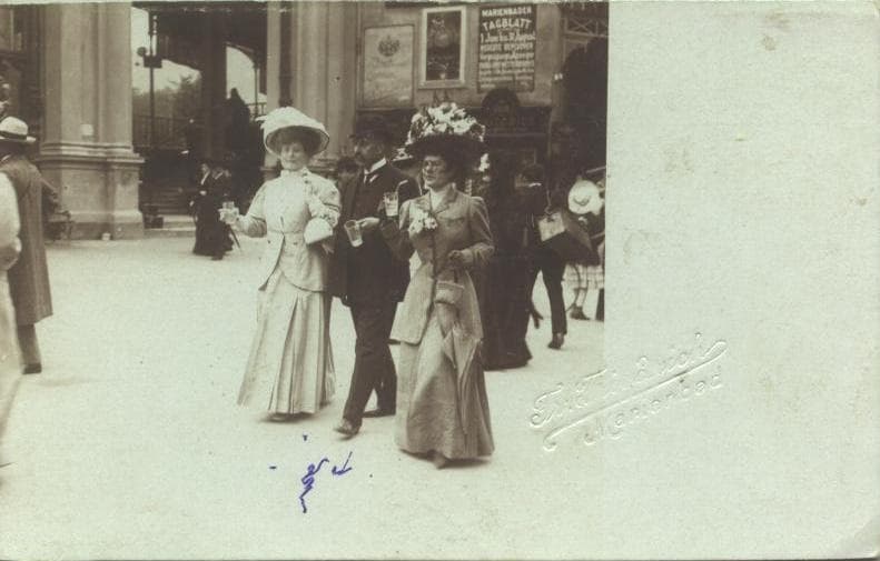 Strawl with Ladies in Spain I believe. DRINKING?